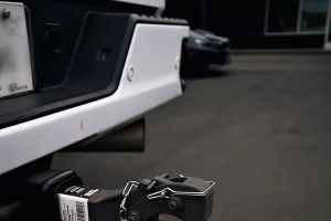 Heavy-duty pickup truck trailer hitch for towing and hauling